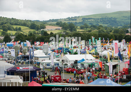 Llanelwedd,, Powys, UK. 20. Juli 2015. Auf den ersten Tag der Messe Stopfen Aussteller Stände der Showground. Die Royal Welsh Show wird als der größte & renommiertesten Veranstaltung ihrer Art in Europa gefeiert. Mehr als 200.000 Besucher erwartet diese Woche über die viertägige Show Zeitraum - 2014 sahen 237.694 Besucher, 1.033 Alpakas & ein Datensatz 7.959 Vieh Aussteller. Die erste show jemals war bei Aberystwyth in 1904 und zog 442 Vieh Einträge. Bildnachweis: Graham M. Lawrence/Alamy Live-Nachrichten. Stockfoto