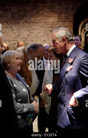 London, UK, 11.09.2014: The Prince Of Wales besucht eine Aufführung von "Last Train to Tomorrow". Die Ankunft der Prinz trafen sich Mitglieder der Kinder vor der Einnahme eines Sitzes, die Leistung zu sehen. Die Vereinigung der jüdischen Flüchtlinge angeordnet für "der letzte Zug um Tomorrow'to auf ein besonderes Konzert im Roundhouse durchgeführt werden. Das Datum der Veranstaltung ist der Jahrestag der Reichspogromnacht.  Die Arbeit wurde von Carl Davis zu Ehren des Kindertransport die Rettungsaktion komponiert, die von Dezember 1938 bis zum Ausbruch des zweiten Weltkrieges im September 1939 lief.  Die Reihenfolge der zehn songs Stockfoto