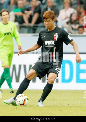 Mönchengladbach, Deutschland. 12. Juli 2015. Augsburgs Jeong-Ho Hong in Aktion während der Telekom Cup Fußball-match zwischen FC Bayern München und FC Augsburg in Mönchengladbach, 12. Juli 2015. Foto: Roland Weihrauch/Dpa/Alamy Live News Stockfoto