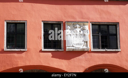 Altrosa Farbe Fassade und Skulptur in der alten Stadt Innsbruck, Österreich Stockfoto