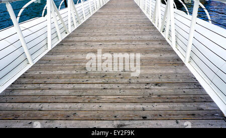 Holzboden-Brücke und weißen Geländer über Donau Stockfoto