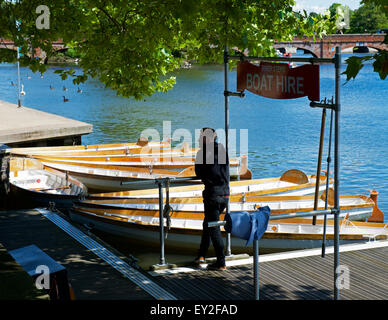 Ruderboote zu mieten am Fluss Avon, Stratford-upon-Avon, Warwickshire, England UK Stockfoto