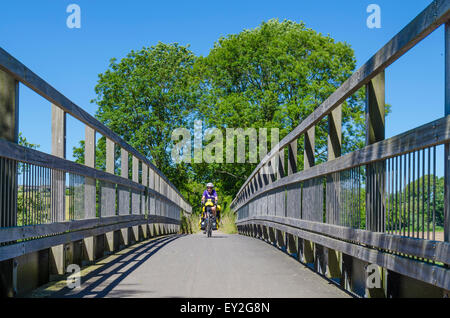 Radfahren über eine Brücke über den Fluss Stour Stockfoto