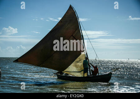 Fischer Segeln die Jangada traditionellen Fischerboot aus Holz gebaut, in der nördlichen Region von Brasilien verwendet. Stockfoto