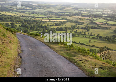 Schmale Panoramastraße absteigend aus Long Mynd Ridge, Shropshire, England, UK Stockfoto