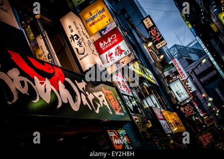 Neon-Leuchten, die Werbung von Unternehmen im Bereich Shibuya in Tokio, Japan am Abend Stockfoto