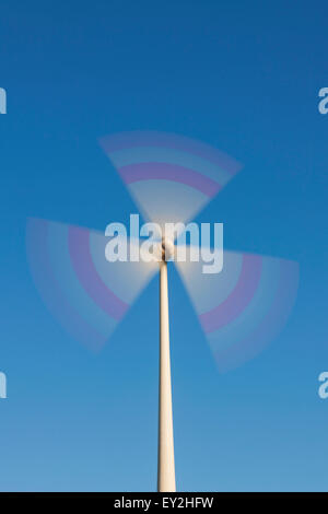 Drehenden Rotorblätter von Windkraftanlagen gegen blauen Himmel Stockfoto