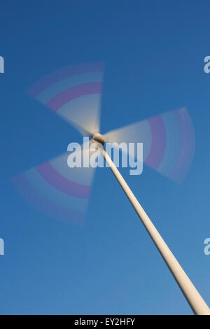 Wurm Auge Ansicht auf drehenden Rotorblätter von Windkraftanlagen gegen blauen Himmel Stockfoto