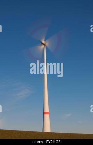 Drehenden Rotorblätter von Windkraftanlagen gegen blauen Himmel Stockfoto