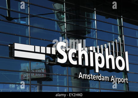 Amsterdam, Niederlande - 19. April 2015: Blick auf Amsterdam Schiphol International Airport Terminal (AMS) in Amsterdam, die Nethe Stockfoto