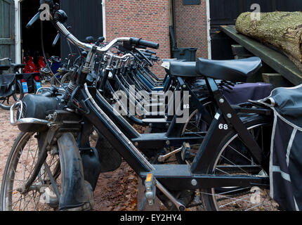 DENEKAMP, Niederlande - 15. November 2014: Reihe von Vintage Solex Moped zu mieten. Die Mopeds wurden zwischen 1946 und 1988 produziert. Stockfoto