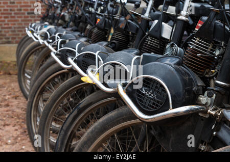 DENEKAMP, Niederlande - 15. November 2014: Reihe von Vintage Solex Moped zu mieten. Die Mopeds wurden zwischen 1946 und 1988 produziert. Stockfoto