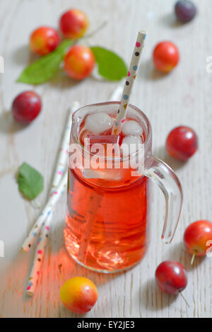 Pflaumen-Kompott in Glas und Strohhalme Stockfoto