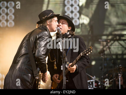 Pete Doherty (L) und Carl Barat von The Libertines durchführen auf der Hauptbühne am zweiten Tag des T In The Park Festival Stockfoto