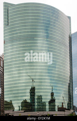 Die geschwungenen grünen Glasfassade des 333 West Wacker Drive, Chicago, entworfen von Kohn Pedersen Fox Associates Stockfoto