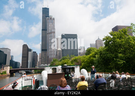 Touristen auf einem Chicago Architecture Foundation-Fluss Kreuzfahrt auf dem Chicago River vor der Willis Tower. Stockfoto
