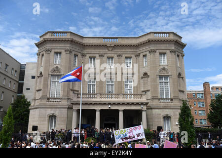 (150720)--WASHINGTON D.C., 20 Juli, 2015(Xinhua)--Leute die Eröffnungsfeier der kubanischen Botschaft zu beobachten, wie die Nationalflagge Kubas in Washington, D.C., USA, 20. Juli 2015 ausgelöst wird. (Xinhua/Yin Bogu) (Azp) Stockfoto