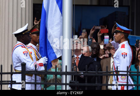 (150720)--WASHINGTON D.C., 20 Juli, 2015(Xinhua)--Leute die Eröffnungsfeier der kubanischen Botschaft zu beobachten, wie die Nationalflagge Kubas in Washington, D.C., USA, 20. Juli 2015 ausgelöst wird. (Xinhua/Yin Bogu) (Azp) Stockfoto