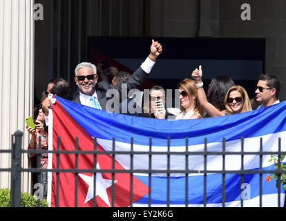 (150720)--WASHINGTON D.C., 20 Juli, 2015(Xinhua)--ein Mann hält eine Nationalflagge Kubas vor der Eröffnungsfeier der kubanischen Botschaft in Washington, DC, USA, 20. Juli 2015. (Xinhua/Yin Bogu) (Azp) Stockfoto