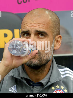 Mönchengladbach, Deutschland. 12. Juli 2015. Münchens Trainer Josep Guardiola während der Telekom Cup Fußballspiel zwischen FC Bayern München und FC Augsburg in Mönchengladbach, 12. Juli 2015. Foto: Roland Weihrauch/Dpa/Alamy Live News Stockfoto