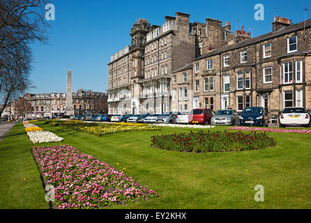 Das Yorkshire Hotel und das Kriegsdenkmal vom Prospect Park im Frühjahr Harrogate Stadtzentrum North Yorkshire England Großbritannien GB Stockfoto