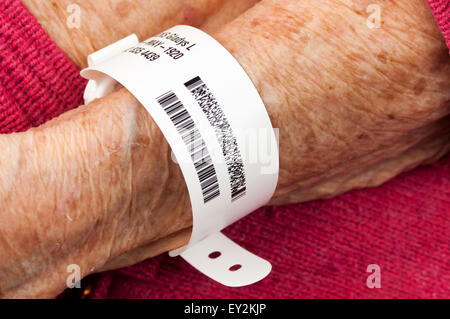 Krankenhaus-Identität-Armband Arm eines älteren Patienten. Stockfoto