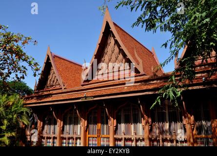 Sampan, Thailand: Elegante hölzerne Speisepavillon mit Spitzen Thai Dächer und dekorative Ornamentik im Riverside Rose Garden Stockfoto