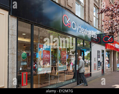 Man Person Kunde, der eine Filiale der Clydesdale Bank im Stadtzentrum betritt Carlisle Cumbria England Großbritannien Großbritannien Großbritannien Großbritannien Großbritannien Großbritannien Großbritannien Großbritannien Großbritannien Großbritannien Großbritannien Großbritannien Großbritannien Stockfoto