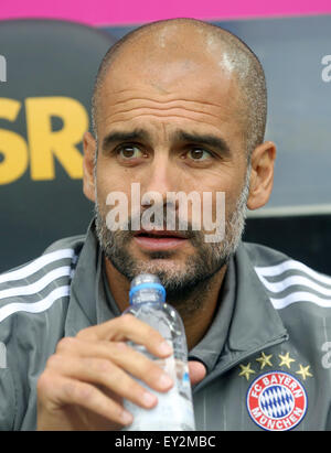 Mönchengladbach, Deutschland. 12. Juli 2015. Münchens Trainer Josep Guardiola während der Telekom Cup Fußballspiel zwischen FC Bayern München und FC Augsburg in Mönchengladbach, 12. Juli 2015. Foto: Roland Weihrauch/Dpa/Alamy Live News Stockfoto