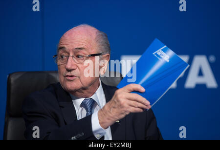 Zürich, Schweiz. 20. Juli 2015. FIFA-Präsident Blatter nimmt an einer Pressekonferenz nach der FIFA Executive Committee Sondersitzung am Hauptsitz FIFA in Zürich, Schweiz, 20. Juli 2015. FIFA hält eine Nachwahl am 26. Februar 2016, FIFA-Präsident Sepp Blatter zu ersetzen. © Xu Jinquan/Xinhua/Alamy Live-Nachrichten Stockfoto