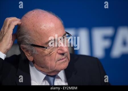 Zürich, Schweiz. 20. Juli 2015. FIFA-Präsident Blatter nimmt an einer Pressekonferenz nach der FIFA Executive Committee Sondersitzung am Hauptsitz FIFA in Zürich, Schweiz, 20. Juli 2015. FIFA hält eine Nachwahl am 26. Februar 2016, FIFA-Präsident Sepp Blatter zu ersetzen. © Xu Jinquan/Xinhua/Alamy Live-Nachrichten Stockfoto