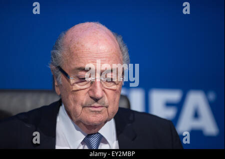 Zürich, Schweiz. 20. Juli 2015. FIFA-Präsident Blatter nimmt an einer Pressekonferenz nach der FIFA Executive Committee Sondersitzung am Hauptsitz FIFA in Zürich, Schweiz, 20. Juli 2015. FIFA hält eine Nachwahl am 26. Februar 2016, FIFA-Präsident Sepp Blatter zu ersetzen. © Xu Jinquan/Xinhua/Alamy Live-Nachrichten Stockfoto