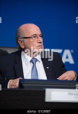 Zürich, Schweiz. 20. Juli 2015. FIFA-Präsident Blatter nimmt an einer Pressekonferenz nach der FIFA Executive Committee Sondersitzung am Hauptsitz FIFA in Zürich, Schweiz, 20. Juli 2015. FIFA hält eine Nachwahl am 26. Februar 2016, FIFA-Präsident Sepp Blatter zu ersetzen. © Xu Jinquan/Xinhua/Alamy Live-Nachrichten Stockfoto