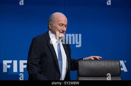 Zürich, Schweiz. 20. Juli 2015. FIFA-Präsident Blatter nimmt an einer Pressekonferenz nach der FIFA Executive Committee Sondersitzung am Hauptsitz FIFA in Zürich, Schweiz, 20. Juli 2015. FIFA hält eine Nachwahl am 26. Februar 2016, FIFA-Präsident Sepp Blatter zu ersetzen. © Xu Jinquan/Xinhua/Alamy Live-Nachrichten Stockfoto