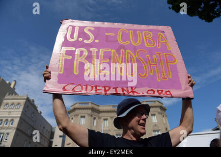 (150720)--WASHINGTON D.C., 20 Juli, 2015(Xinhua)--ein Mann hält einen Banner vor der Eröffnungsfeier der kubanischen Botschaft in Washington, DC, USA, 20. Juli 2015. (Xinhua/Yin Bogu) (Azp) Stockfoto