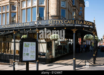 Bettys Café und Teesäle Laden Geschäft Restaurant Außenansicht Harrogate Stadtzentrum im Frühjahr North Yorkshire England Großbritannien GB Großbritannien Stockfoto