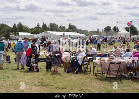 Menschen, die Tee an der Themse traditionellen Boat Festival, Fawley Wiesen, Henley On Thames, Oxfordshire, England Stockfoto