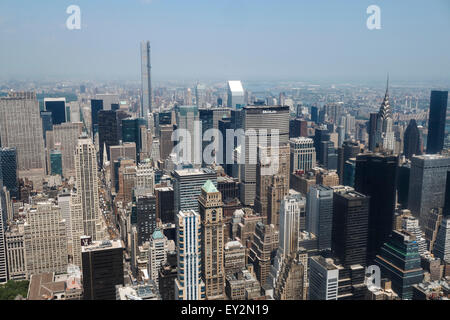 Luftaufnahme von Manhattan vom Empire State Building, Chrysler Building und Königinnen im Hintergrund, New York City, USA Stockfoto