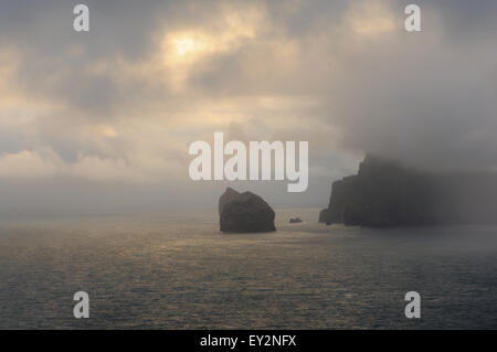 Die Insel Boreray, Stac Lee und Stac ein Armin alle Teil des St. Kilda Archipels, ragen aus den frühen Morgennebel. Stockfoto