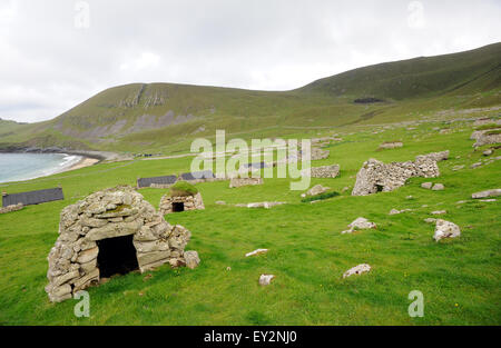 Cleits, Stein-Lagerhallen und Stein-Gehäuse auf dem Hügel über dem Dorf Bucht.   Hirta, St Kilda, Schottland, Großbritannien. Stockfoto