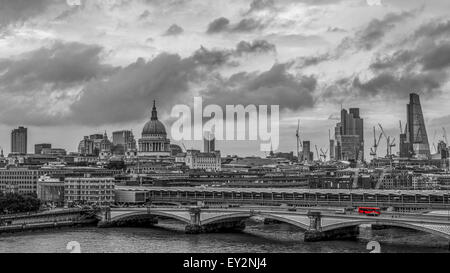 Skyline von London an einem stürmischen Tag mit den Sehenswürdigkeiten der Blackfriars Bridge, St. Pauls Cathedral und der City of London Stockfoto