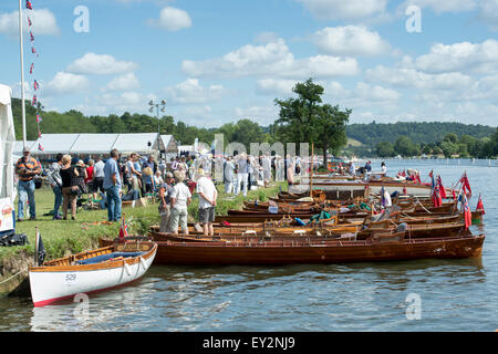 Hölzerne Ruderboote und Pantoffel startet an der Themse traditionellen Boat Festival, Fawley Wiesen, Henley On Thames, Oxfordshire, England Stockfoto