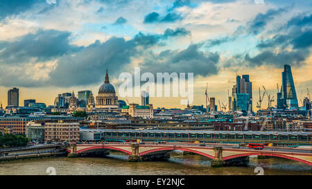 Skyline von London an einem stürmischen Tag mit den Sehenswürdigkeiten der Blackfriars Bridge, St. Pauls Cathedral und der City of London