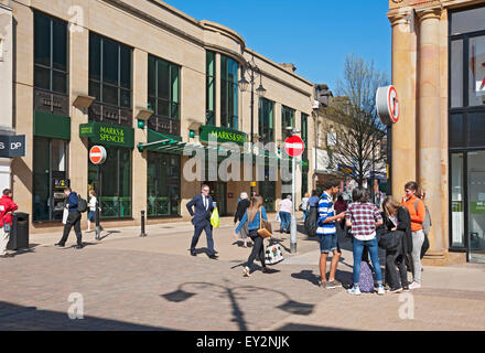 Besucher, die außerhalb von Marks und Spencer M&S M & S einkaufen, im Frühjahr Harrogate North Yorkshire England Großbritannien Großbritannien Großbritannien Großbritannien Großbritannien Großbritannien Großbritannien Großbritannien Großbritannien Großbritannien Großbritannien und Nordirland Stockfoto