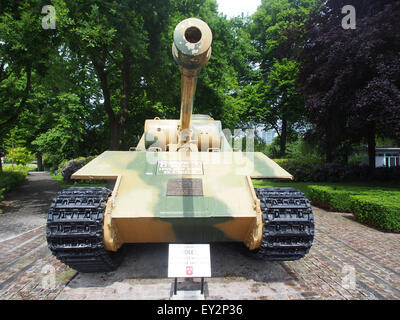 Der Panzerpanzer Panther D im Wilhelminapark, Breda, ist ein historisches Panzerfahrzeug aus dem Zweiten Weltkrieg, das zu Bildungszwecken im Rahmen von Militärhistorischen Ausstellungen ausgestellt wird. Stockfoto