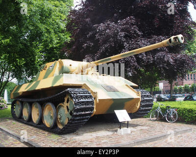 Der Panzer Panther D im Wilhelminapark, Breda, ist ein Militärfahrzeug von historischer Bedeutung, bekannt für seinen Einsatz im Zweiten Weltkrieg. Stockfoto