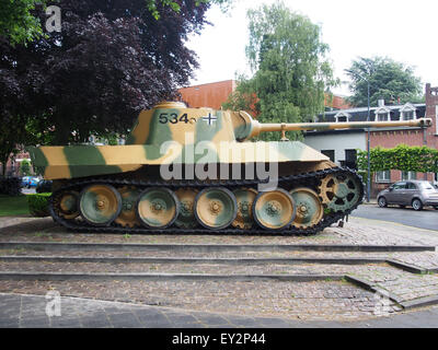 Der Panzerpanzer Panther D im Wilhelminapark Breda ist ein historisches deutsches Panzerfahrzeug aus dem Zweiten Weltkrieg, das im Rahmen von kriegsgeschichtlichen Ausstellungen für die Öffentlichkeit ausgestellt wird. Stockfoto