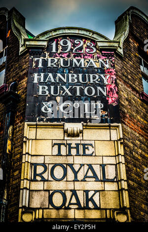 Das Namensschild über der Tür des Royal Oak Pub in East London in traditionellem Mauerwerk Fassade integriert Stockfoto