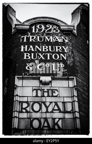 Das Namensschild über der Tür des Royal Oak Pub in East London in traditionellem Mauerwerk Fassade integriert Stockfoto