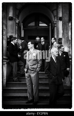 Akteure warten außerhalb Shoreditch Rathaus "der Ruf" am Set während der Dreharbeiten zu "Churchills geheim" in London Stockfoto